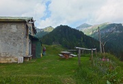 85 Baita di Costa Piana con vista verso il Monte Cavallo